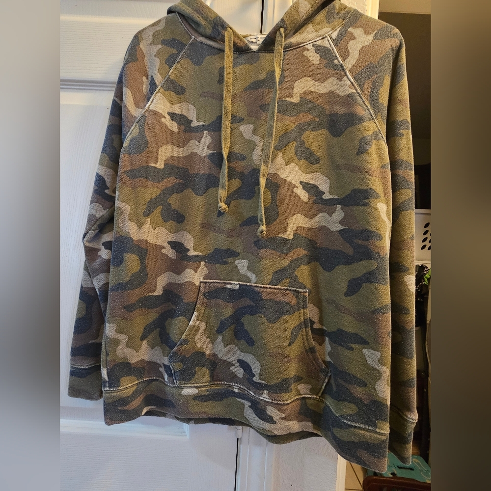 American Eagle camo pullover